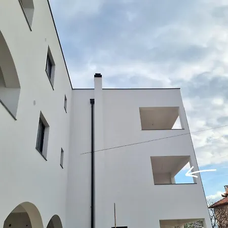 Modern And Spacious 2 Bedroom شقة *