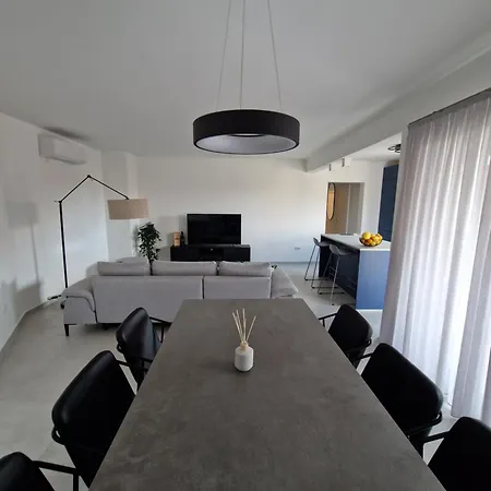 Modern And Spacious 2 Bedroom Apartment Pakostane