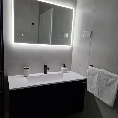 Modern And Spacious 2 Bedroom Apartment *