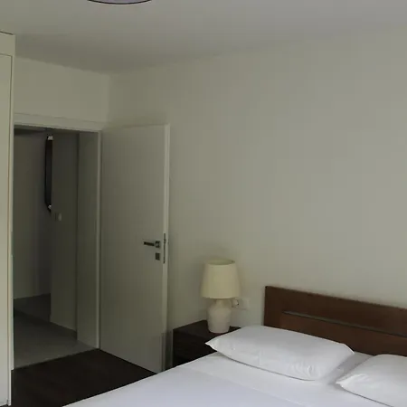 Apartment Modern And Spacious 2 Bedroom