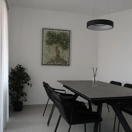 Apartment Modern And Spacious 2 Bedroom *