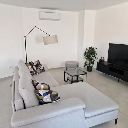 Apartment Modern And Spacious 2 Bedroom *